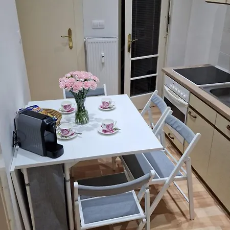 Flora - Late Check-out At Noon 12 O Clock For Free Apartment